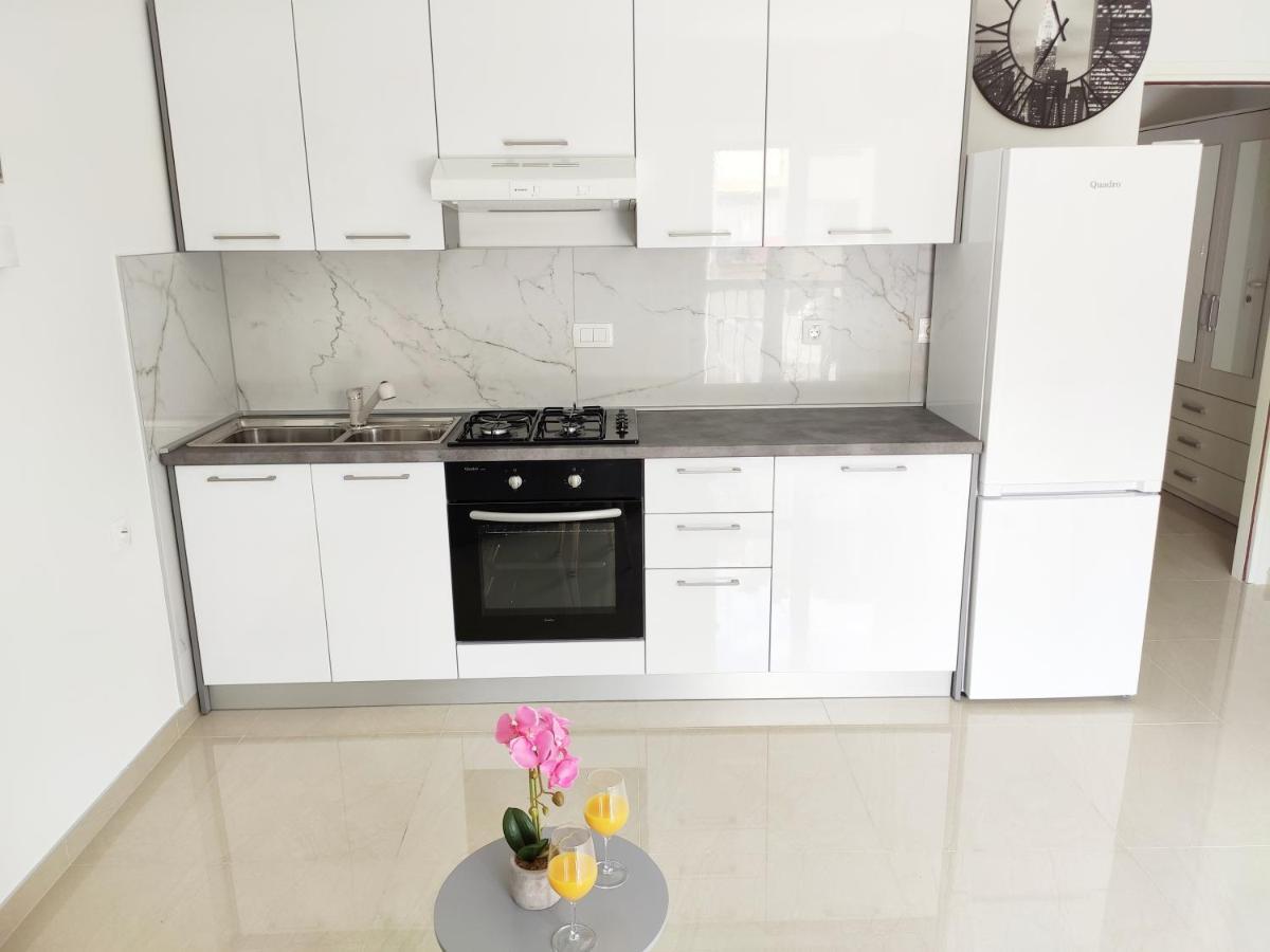 White Studio Apartman Pula Exterior foto